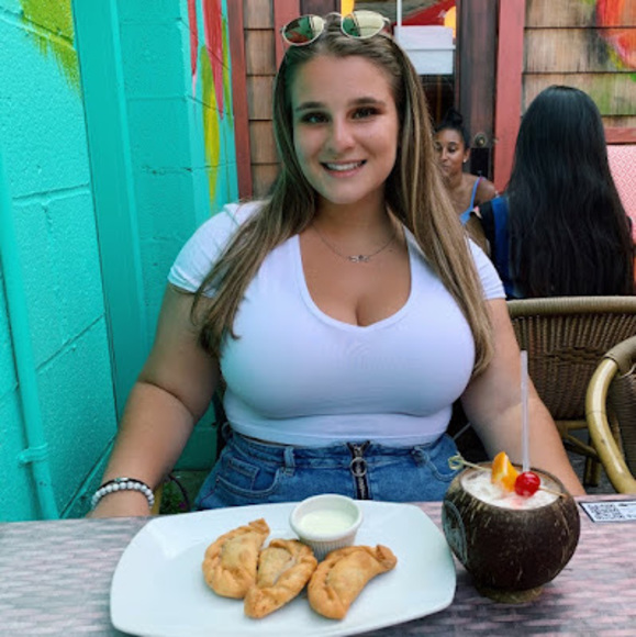 Meet your Posher, Alyssa - Picture 1 of 1